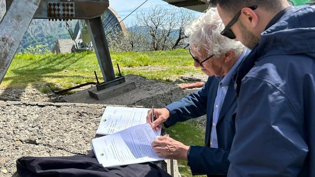 La firma ieri mattina sul Monte Giogo per la cessione provvisoria dei terreni dell’ex base Nato. Atto che anticipa una successiva concessione formale che avverrà a settembre da parte del Demanio al Parco La firma ieri mattina sul Monte Giogo per la cessione provvisoria dei terreni dell’ex base Nato. Atto che anticipa una successiva concessione formale che avverrà a settembre da parte del Demanio al Parco
