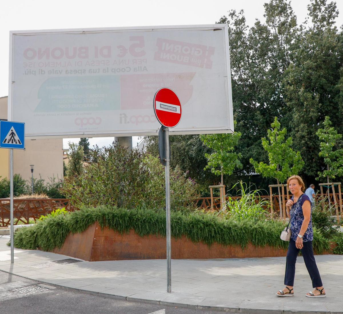 Via il cartellone in via Burchietti: "Troppo invasivo"