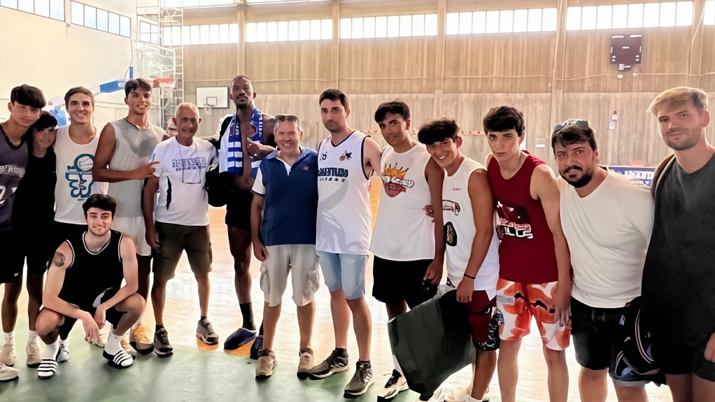 Jimmy Butler fa canestro a Pispino, Anne Hathaway cena ad Ansedonia e la regina d’Olanda è a Livorno Jimmy Butler fa canestro a Pispino, Anne Hathaway cena ad Ansedonia e la regina d’Olanda è a Livorno