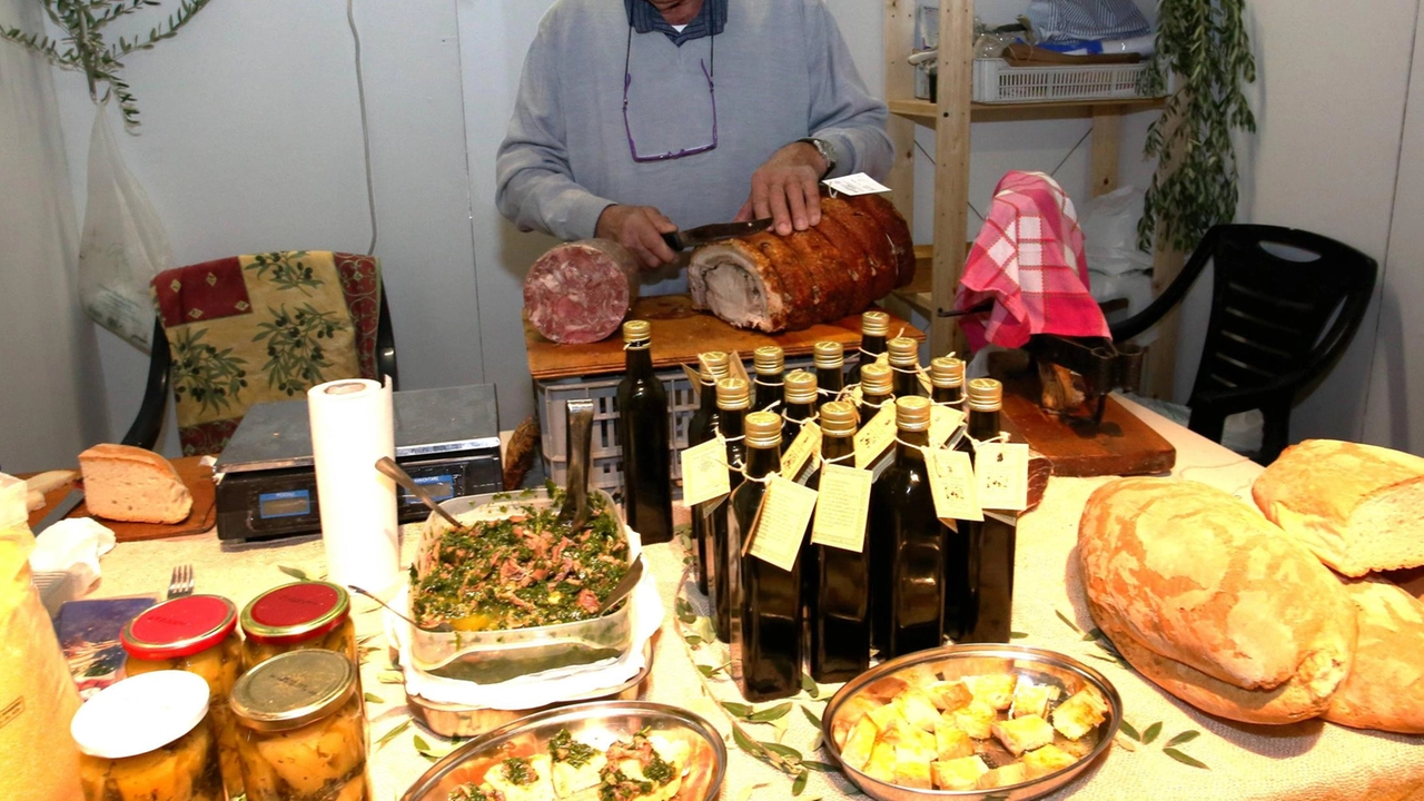 Tutto pronto per la mostra mercato dell’olio, in foto uno dei produttori. presenti