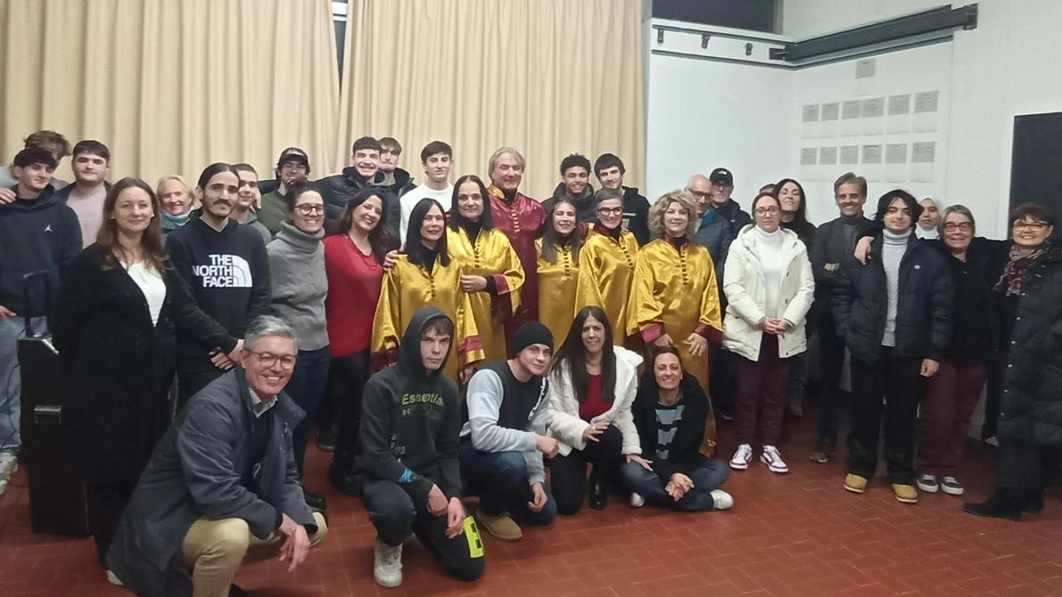 I componenti del Joyful singers con il serale degli adulti dello Zaccagna Galilei I componenti del Joyful singers con il serale degli adulti dello Zaccagna Galilei