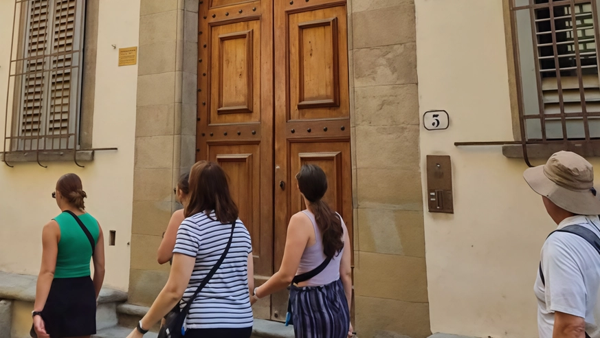 L’entrata del palazzo Bargellini, in una via molto battuta dai turisti L’entrata del palazzo Bargellini, in una via molto battuta dai turisti
