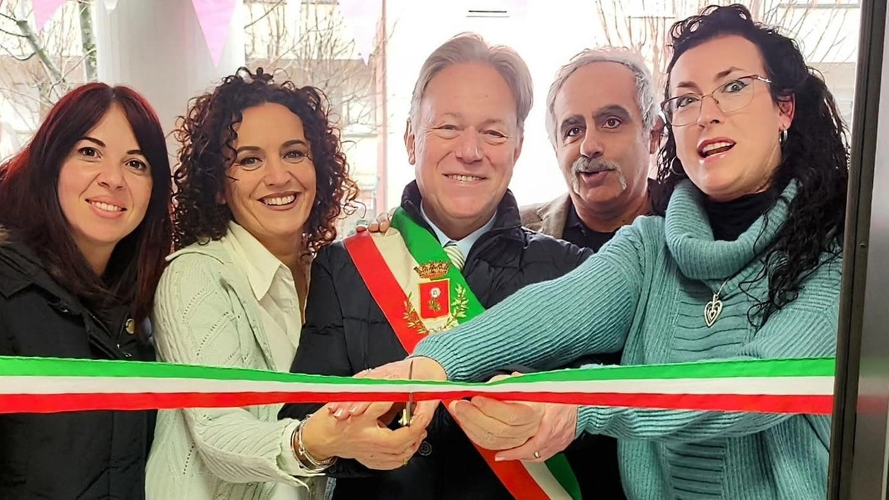Il taglio del nastro di sabato alla presenza del sindaco di Aulla, Roberto Valettini Il taglio del nastro di sabato alla presenza del sindaco di Aulla, Roberto Valettini