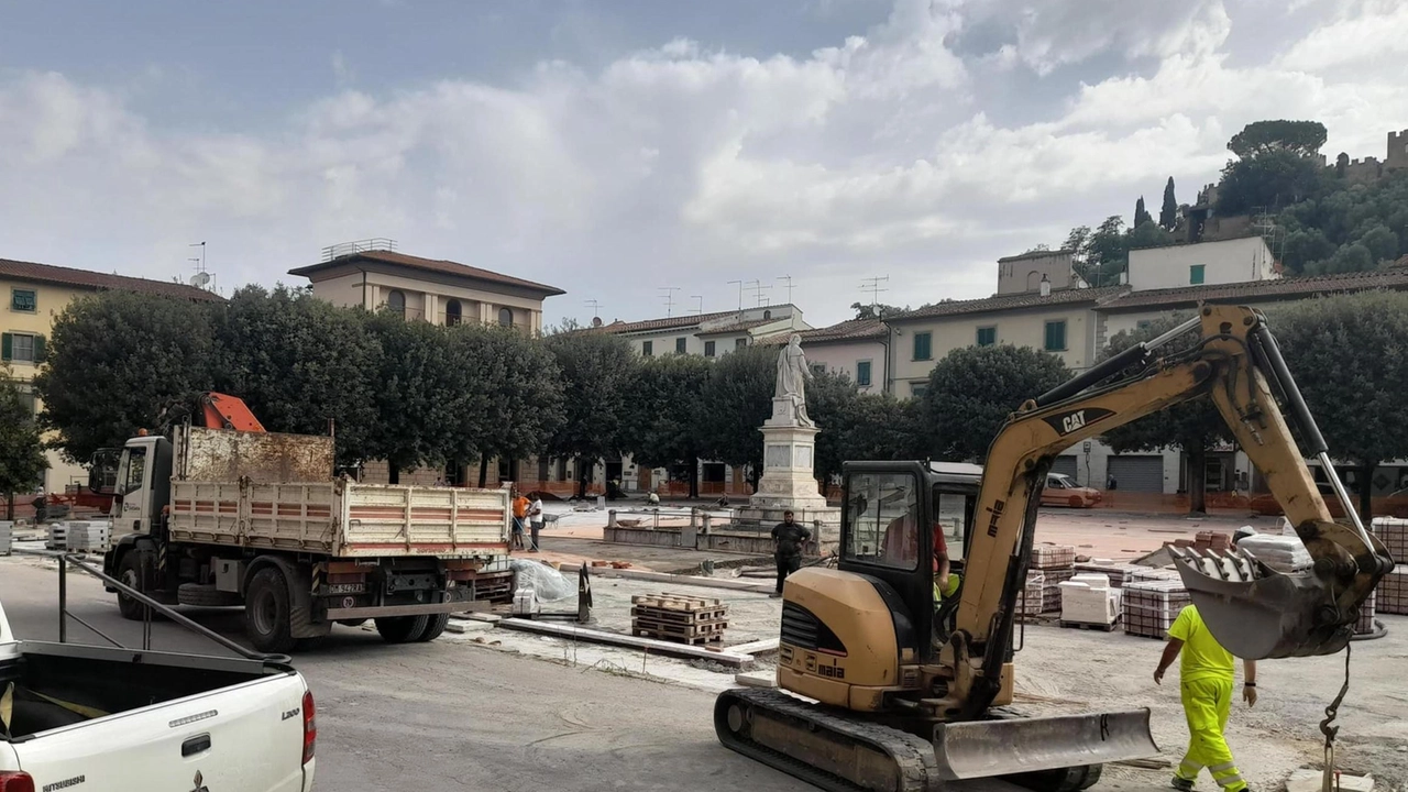 La piazza durante i lavori che sono stati programmati per ridefinirne forma e struttura (foto d’archivio FotocronacheGermogli) La piazza durante i lavori che sono stati programmati per ridefinirne forma e struttura (foto d’archivio FotocronacheGermogli)
