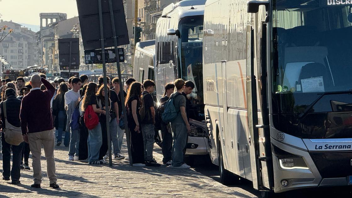 firenze invasione di croceristi la domenica dei 100 bus smog e caos è follia