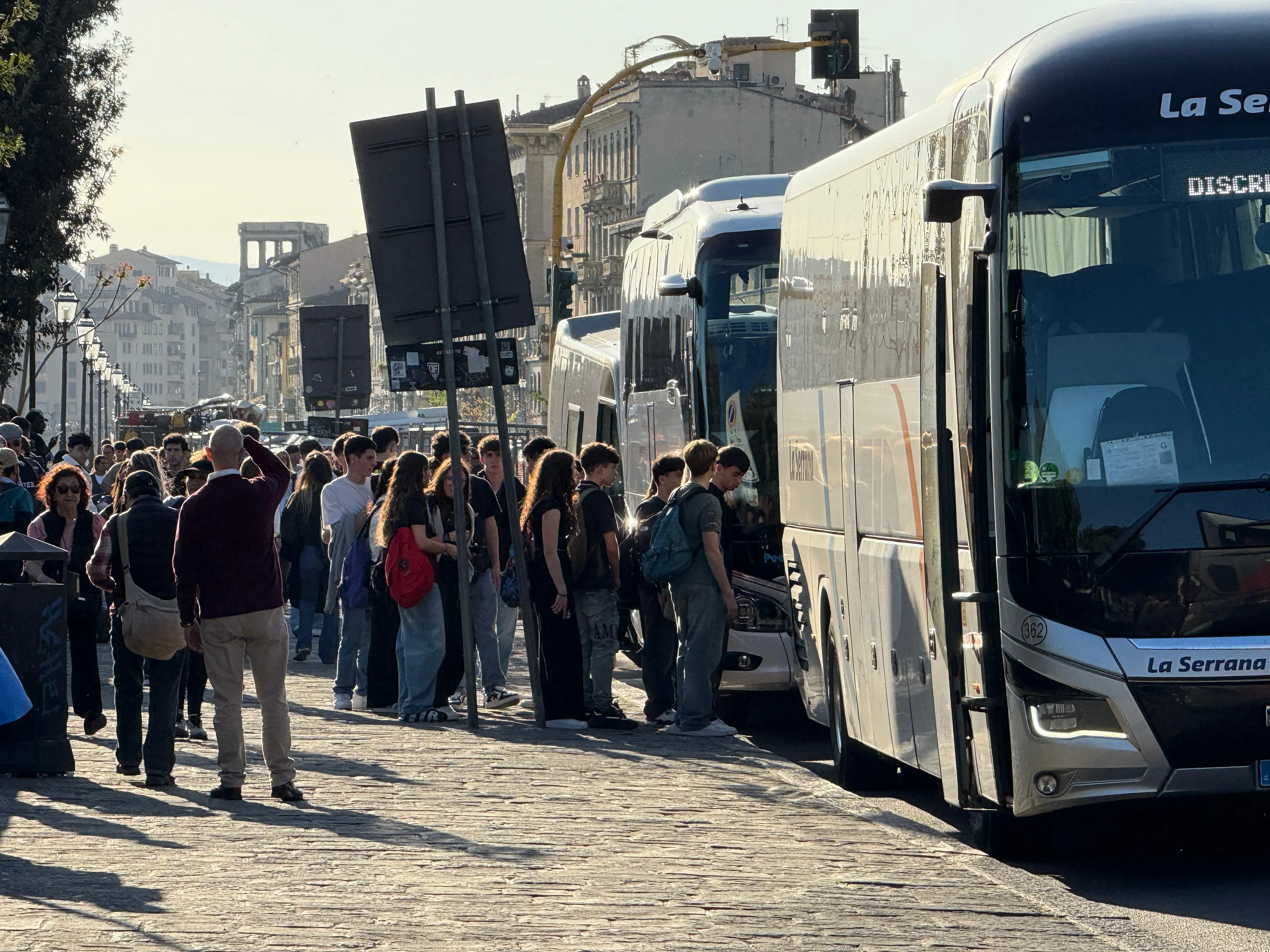 Firenze, invasione di croceristi. La domenica dei 100 bus: “Smog e caos: è follia”