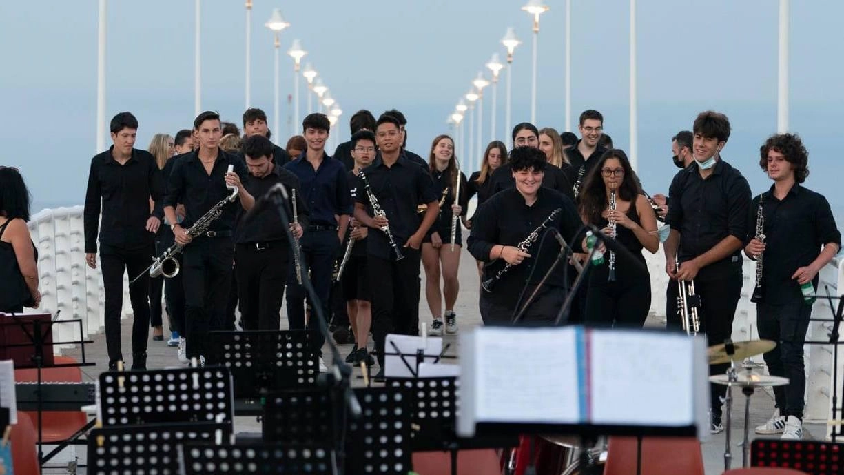 Il concerto all'alba "Nessun dorma" a Marina di Massa, organizzato dall'associazione Antica Massa Cybea, giunge alla quinta edizione. Si terrà domani alle 6 in piazza Bad Kissingen con l'orchestra del Liceo musicale Palma di Massa. Programma variegato dal classico al contemporaneo, con omaggio a Puccini. Il concerto all'alba "Nessun dorma" a Marina di Massa, organizzato dall'associazione Antica Massa Cybea, giunge alla quinta edizione. Si terrà domani alle 6 in piazza Bad Kissingen con l'orchestra del Liceo musicale Palma di Massa. Programma variegato dal classico al contemporaneo, con omaggio a Puccini.