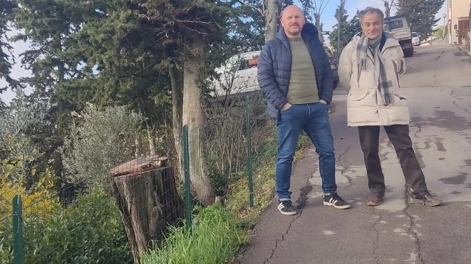 Sindaco e assessore sul luogo della frana Sindaco e assessore sul luogo della frana