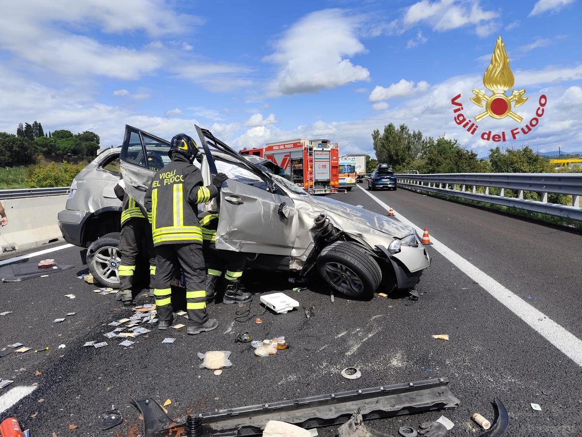 a1 auto si ribalta in autostrada paura a cortona per due persone liberate dai vigili del fuoco