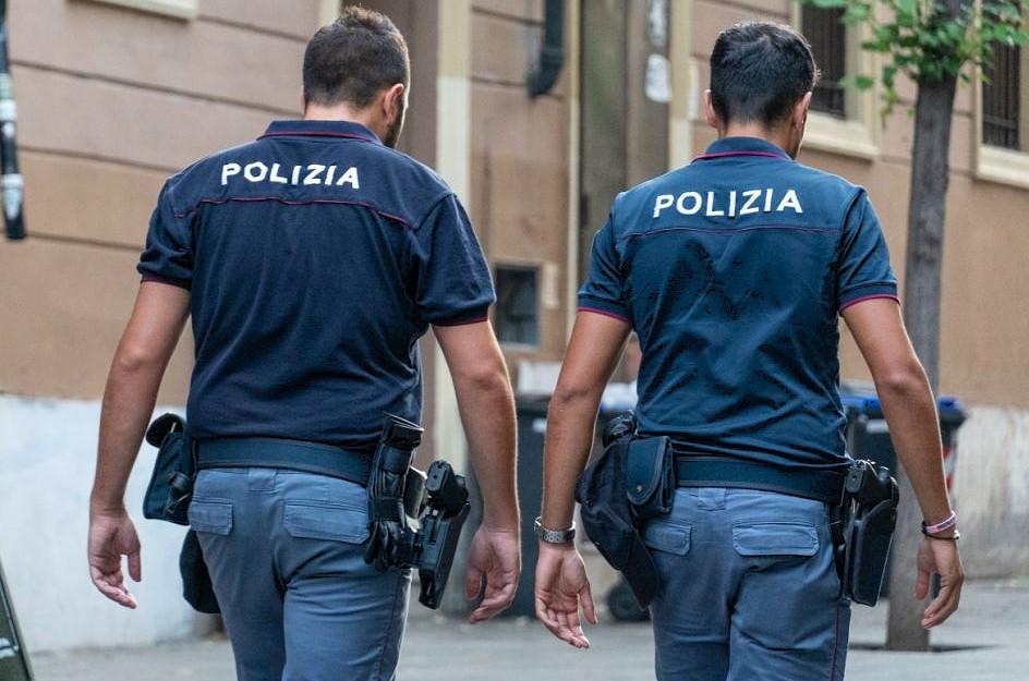 giovane spacciatore arrestato dalla polizia in centro citt224 alla spezia