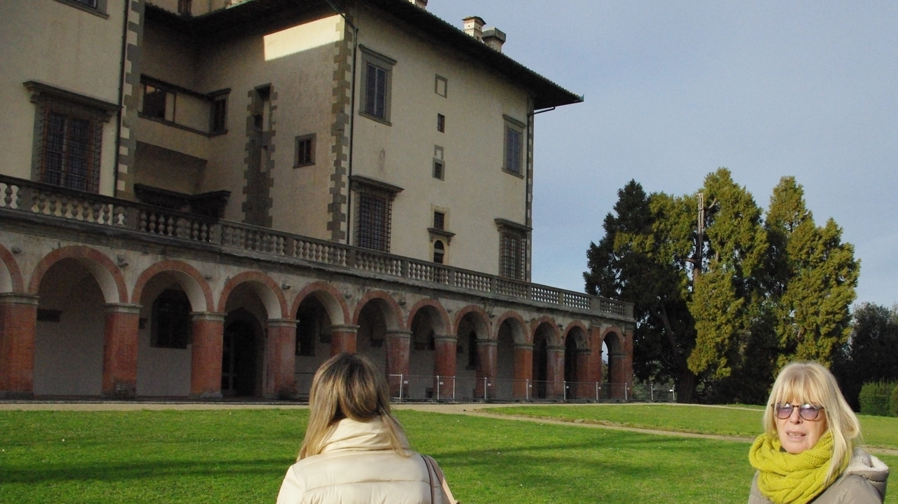 A destra la Professoressa Anita Norcini Tosi alla Villa Medicea di Poggio a Caiano