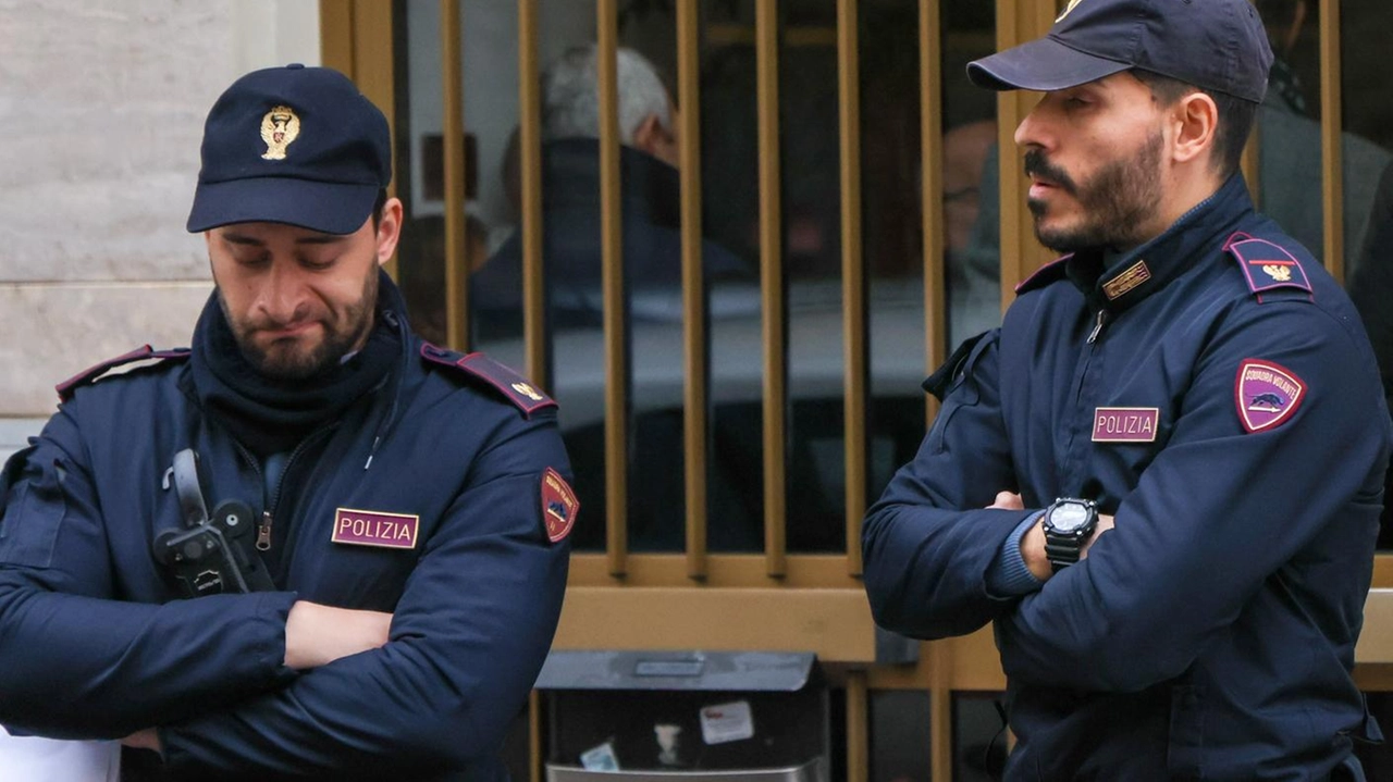 Episodio rocambolesco in via Viviani dove un 23enne ha spruzzato spray urticante contro due poliziotti (foto archivio FotocronacheGermogli) Episodio rocambolesco in via Viviani dove un 23enne ha spruzzato spray urticante contro due poliziotti (foto archivio FotocronacheGermogli)
