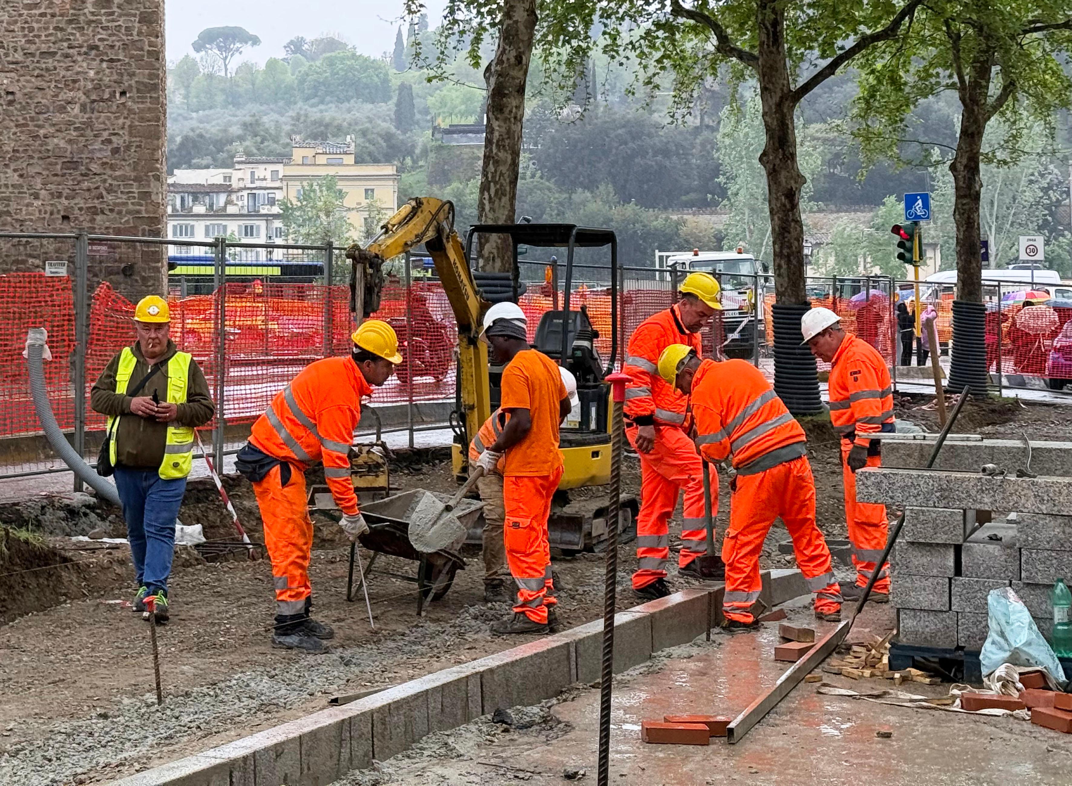 Tramvia, lunedì 16 partono i lavori in viale Europa. Il programma di chiusure e restringimenti Tramvia, lunedì 16 partono i lavori in viale Europa. Il programma di chiusure e restringimenti