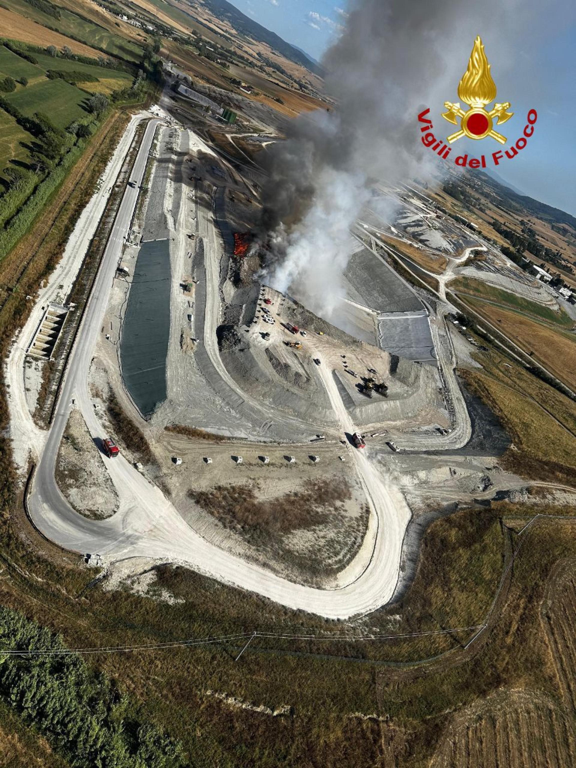https://www.lanazione.it/image-service/view/acePublic/alias/contentid/ZTFhNjEyMzQtMjQwNS00/0/un-immagine-dall-alto-dell-incendio-della-discarica-di-scapigliato-a-rosignano-marittimo-in-provincia-di-livorno.jpeg