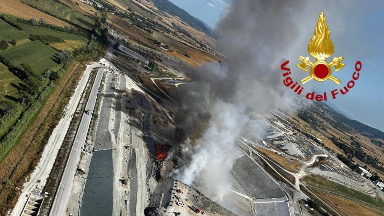 Un'immagine dall'alto dell'incendio della discarica di Scapigliato a Rosignano Marittimo, in provincia di Livorno Un'immagine dall'alto dell'incendio della discarica di Scapigliato a Rosignano Marittimo, in provincia di Livorno