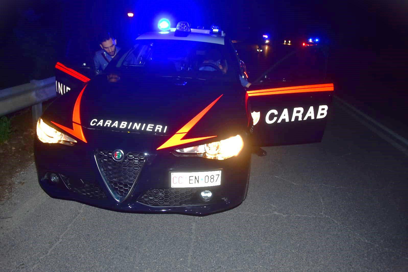 Rapinato nella notte da due ragazze. Giovane ferito al collo con un coltello Rapinato nella notte da due ragazze. Giovane ferito al collo con un coltello