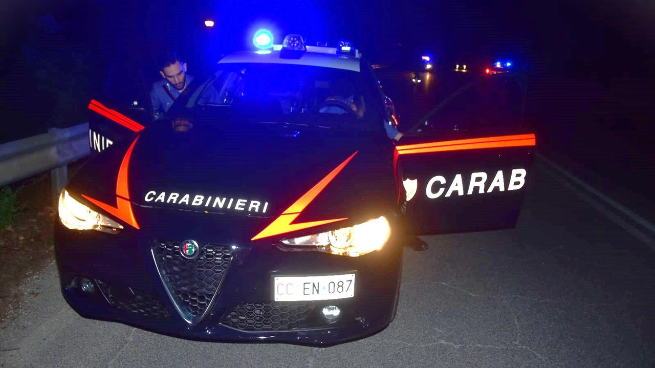 In via Castello l’intervento dei carabinieri avvisati da un passante In via Castello l’intervento dei carabinieri avvisati da un passante