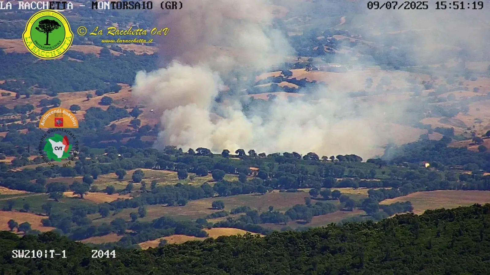 Vasto incendio in Maremma, a fuoco boschi e aree coltivate: mobilitati anche 3 elicotteri