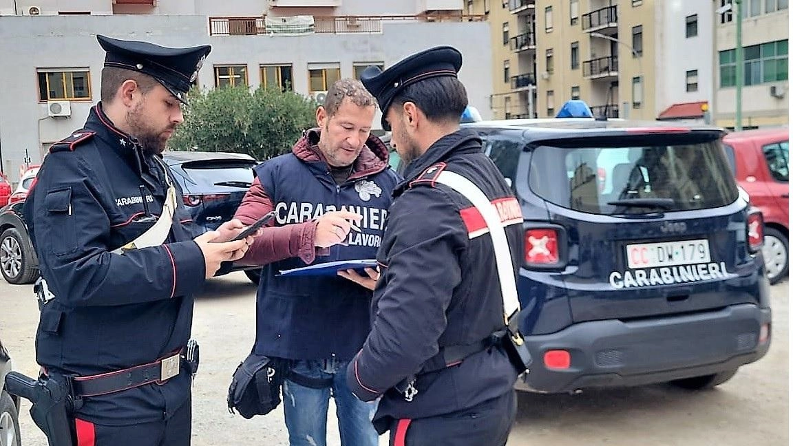 Una pattuglia di carabinieri Una pattuglia di carabinieri