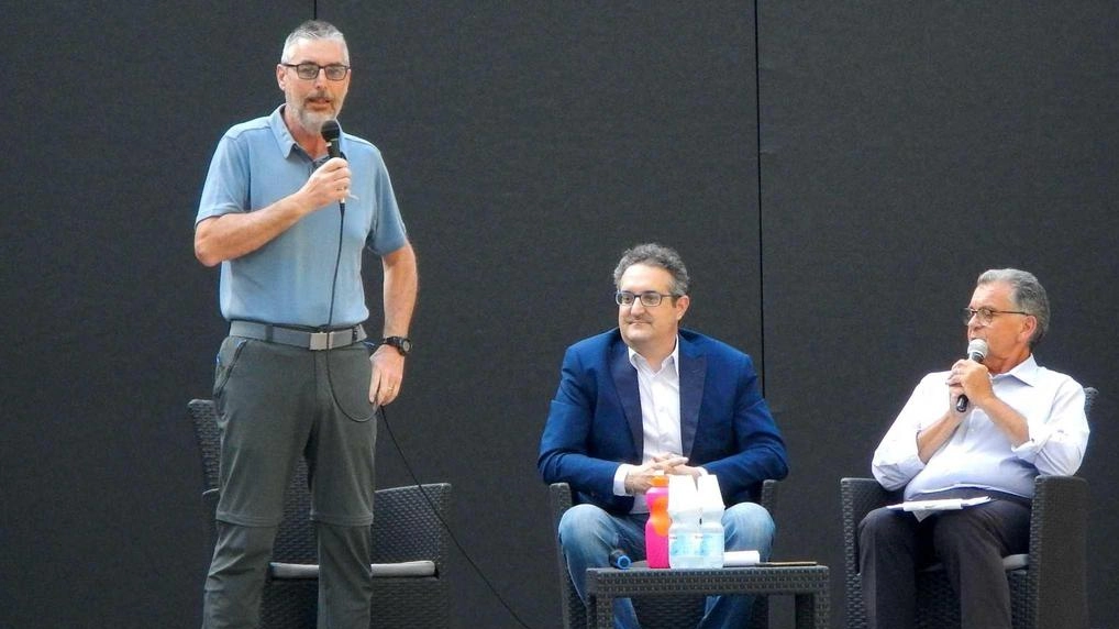 Un’immagine di un appuntamento di una precedente edizione della rassegna culturale «Teatro Estate» di scena nella Pineta di Ponente