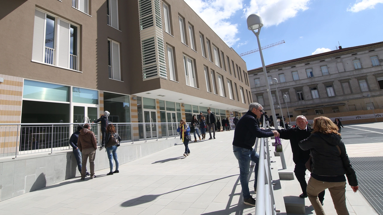 L’attuale piazza della nuova Monteluce e la palazzina dell’ex Policlinico dove sorgerà la Casa di Comunità