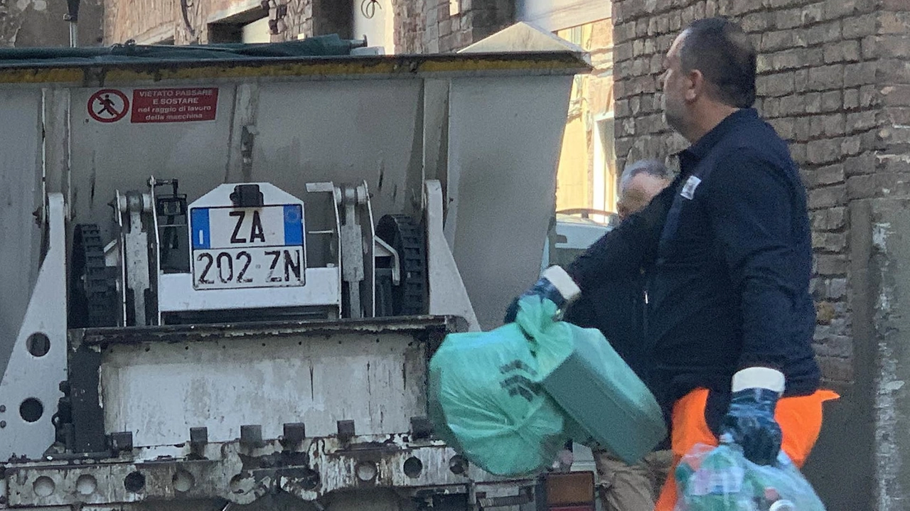 La riflessione sui dati della raccolta differenziata è alla base dell’analisi del sindaco di Tresana Matteo Mastrini che chiede un cambio di passo per premiare i cittadini virtuosi La riflessione sui dati della raccolta differenziata è alla base dell’analisi del sindaco di Tresana Matteo Mastrini che chiede un cambio di passo per premiare i cittadini virtuosi