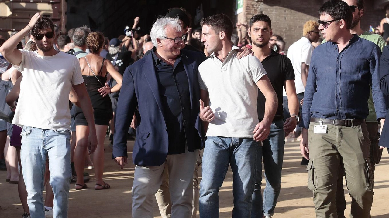 Il capitano della Civetta non esclude Velluto: "L’ha interpretato benissimo". Ai fantini giovani chiede "capo in cassetta e mandare più forte possibile". I nomi di Bellocchio e Shardana restano nell’agendina del Castellare . . Il capitano della Civetta non esclude Velluto: "L’ha interpretato benissimo". Ai fantini giovani chiede "capo in cassetta e mandare più forte possibile". I nomi di Bellocchio e Shardana restano nell’agendina del Castellare . .
