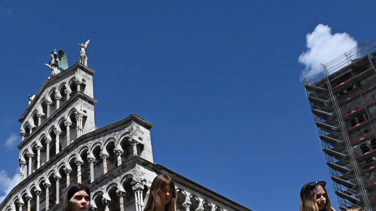 Un gruppo di turisti in piazza San Michele (foto Alcide)