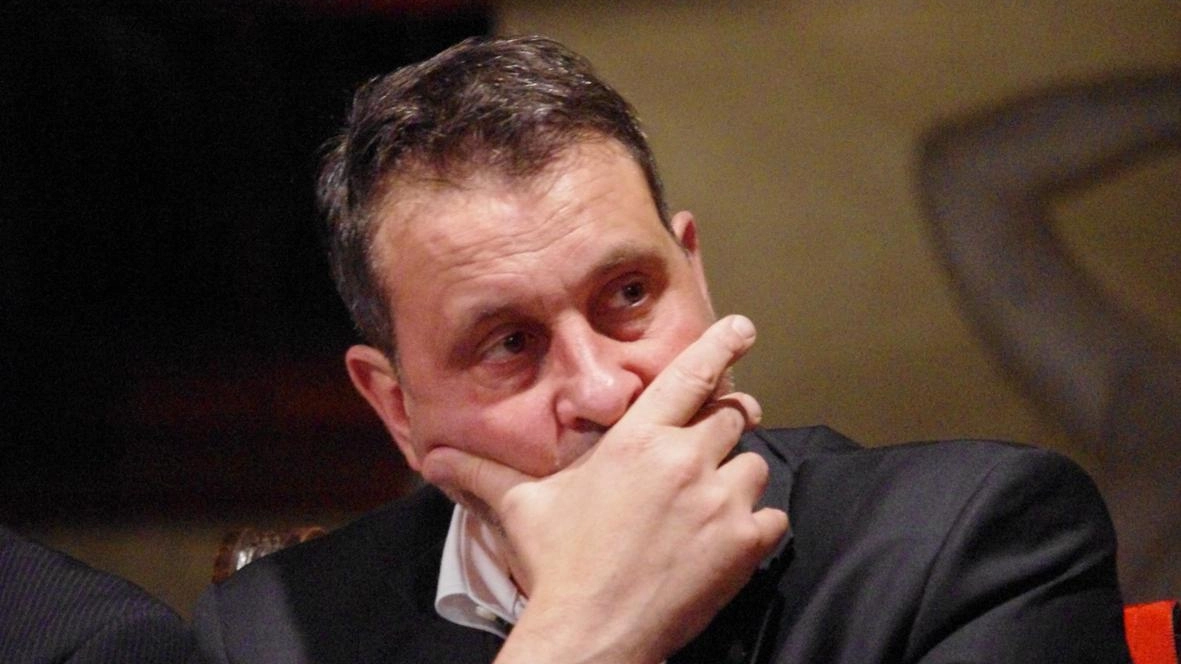 In primo grado la corte lo aveva giudicato colpevole di peculato e abuso d’ufficio e condannato a 6 anni e 7 mesi. In primo grado la corte lo aveva giudicato colpevole di peculato e abuso d’ufficio e condannato a 6 anni e 7 mesi.
