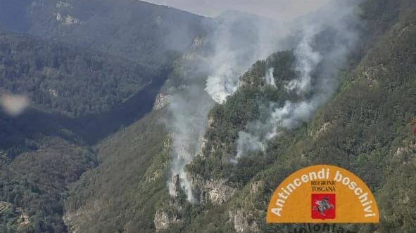 Incendio scoppiato nei boschi sopra Cutigliano (Pistoia) Incendio scoppiato nei boschi sopra Cutigliano (Pistoia)