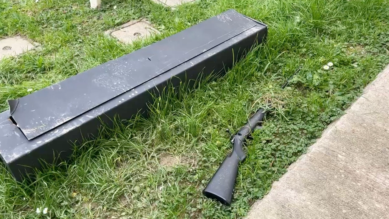 La carabina trovata nel giardino della scuola La carabina trovata nel giardino della scuola