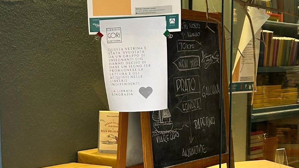 La vetrina vuota alla Libreria Gori dopo l’acquisto di tutti i volumi La vetrina vuota alla Libreria Gori dopo l’acquisto di tutti i volumi