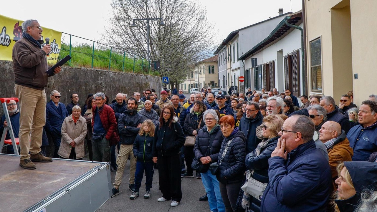 Protesta del Comitato per chiedere interventi di messa in sicurezza idraulica. Il sindaco Tagliaferri e l’assessora regionale Monni: "Risorse dallo Stato".