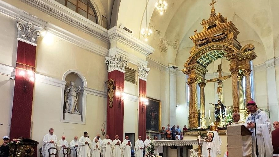 Celebrazione in onore della Madonna delle Grazie presieduta dal vescovo con i sacerdoti della Diocesi Celebrazione in onore della Madonna delle Grazie presieduta dal vescovo con i sacerdoti della Diocesi