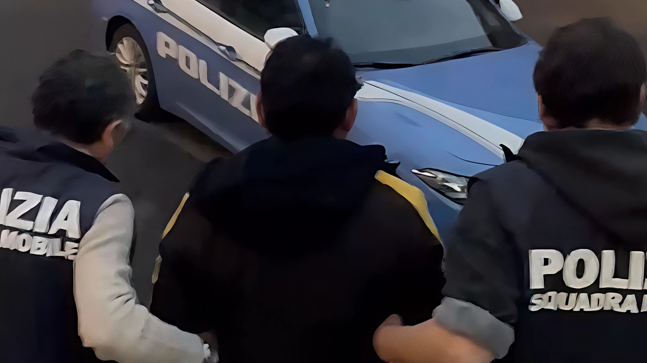 Su di lui un mandato di cattura internazionale: si era presentato in questura ma lì la Mobile lo ha arrestato. Nel marzo del 2021 era andato a casa di un connazionale pakistano e lo aveva ucciso a colpi di pistola . Su di lui un mandato di cattura internazionale: si era presentato in questura ma lì la Mobile lo ha arrestato. Nel marzo del 2021 era andato a casa di un connazionale pakistano e lo aveva ucciso a colpi di pistola .