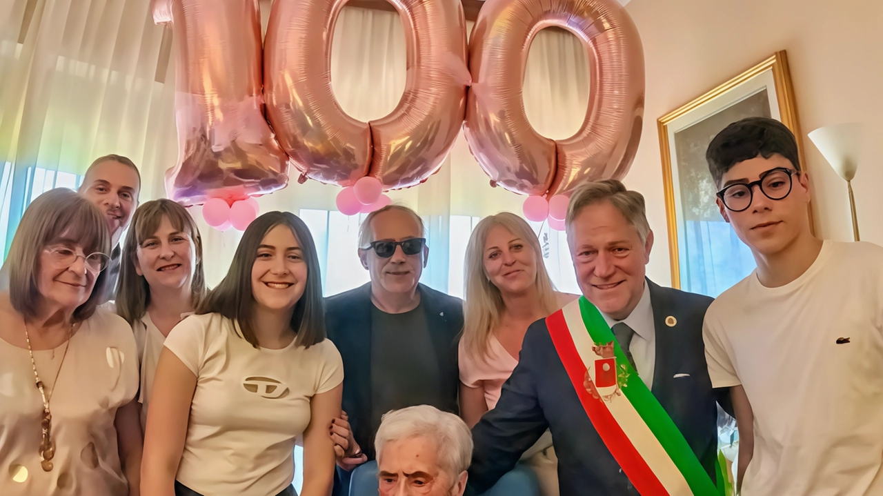 Noemi Iside Bongi con la famiglia e il sindaco Roberto Valettini Noemi Iside Bongi con la famiglia e il sindaco Roberto Valettini