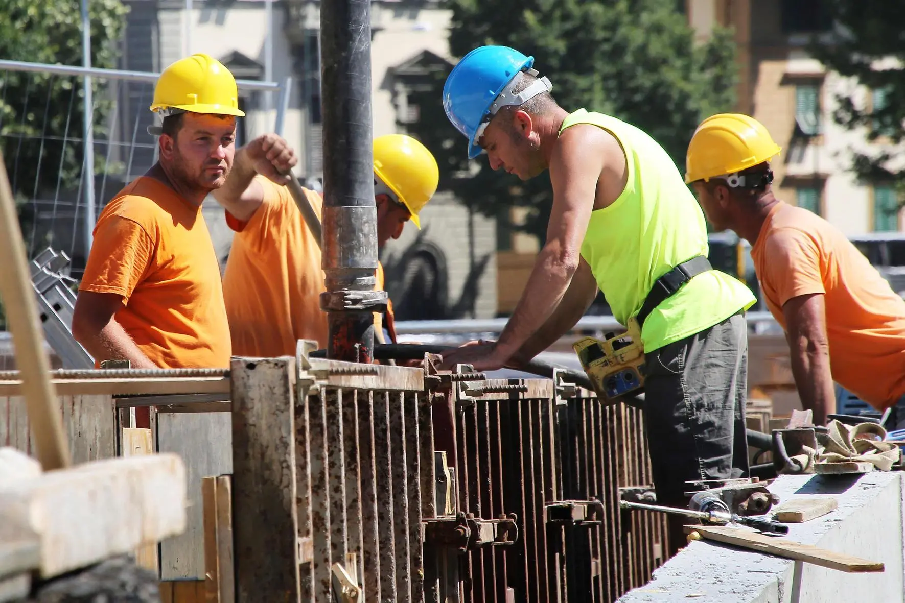 Tramvia, altro sprint. Il cantiere arriva da est. Operai in viale Europa