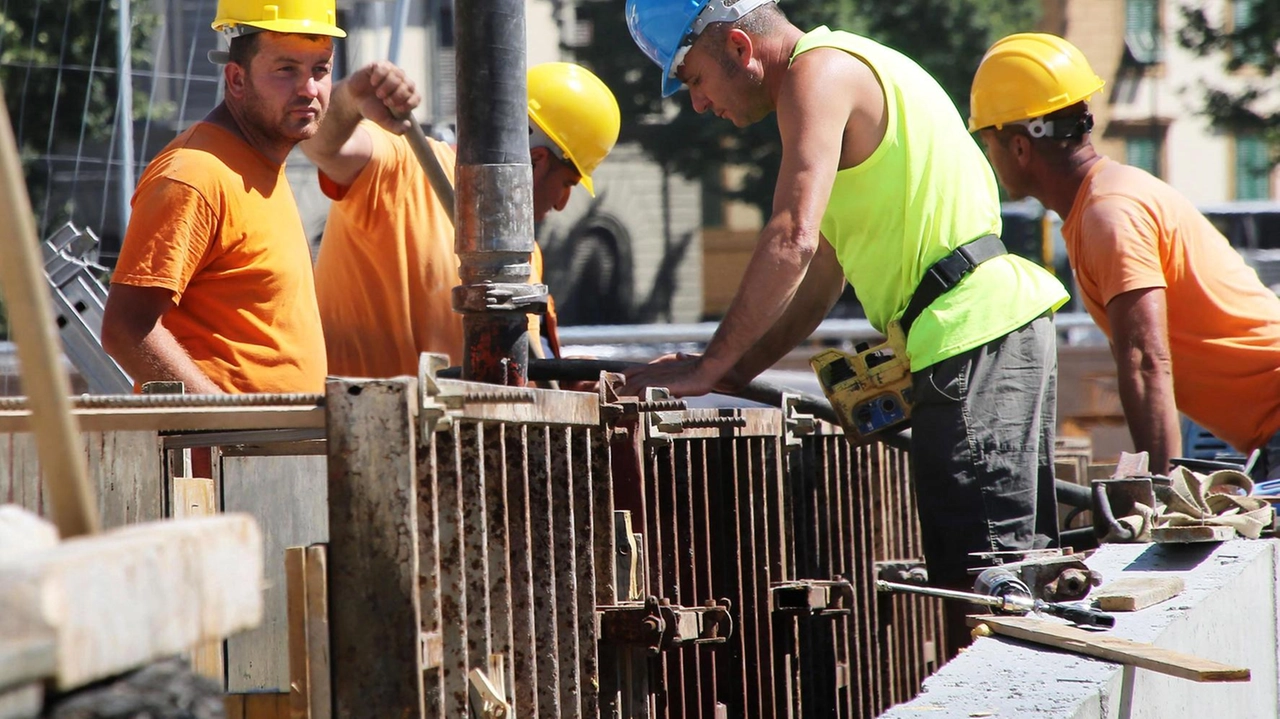 Operai in azione in uno dei numerosi cantieri della tramvia allestiti in città. Domani tocca al viale Europa nel tratto via- Olanda-Cimitero del Pino