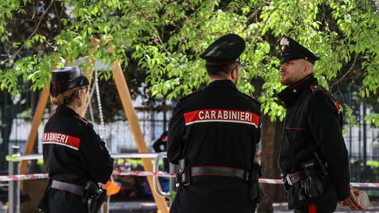 I rilievi dei carabinieri ieri mattina in piazza Tasso dove è stato trovato il corpo di uno dei due senza fissa dimora