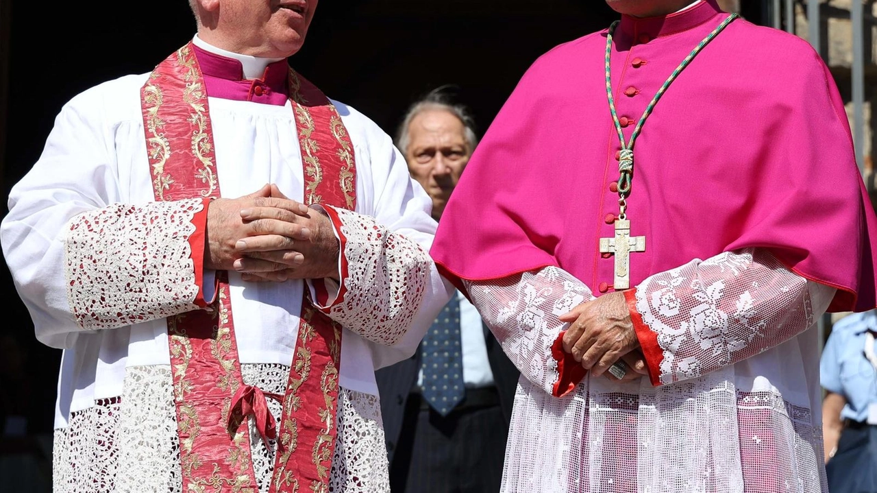 Dall’offerta dei ceri alla solenne liturgia presieduta dall’arcivescovo Gambelli