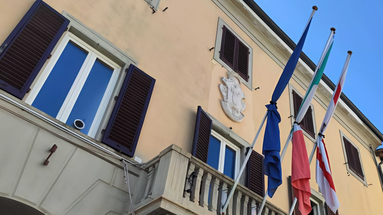 I palazzi delle istituzioni listati a lutto. Sopra: le tre vittime dell’incidente in A1 I palazzi delle istituzioni listati a lutto. Sopra: le tre vittime dell’incidente in A1