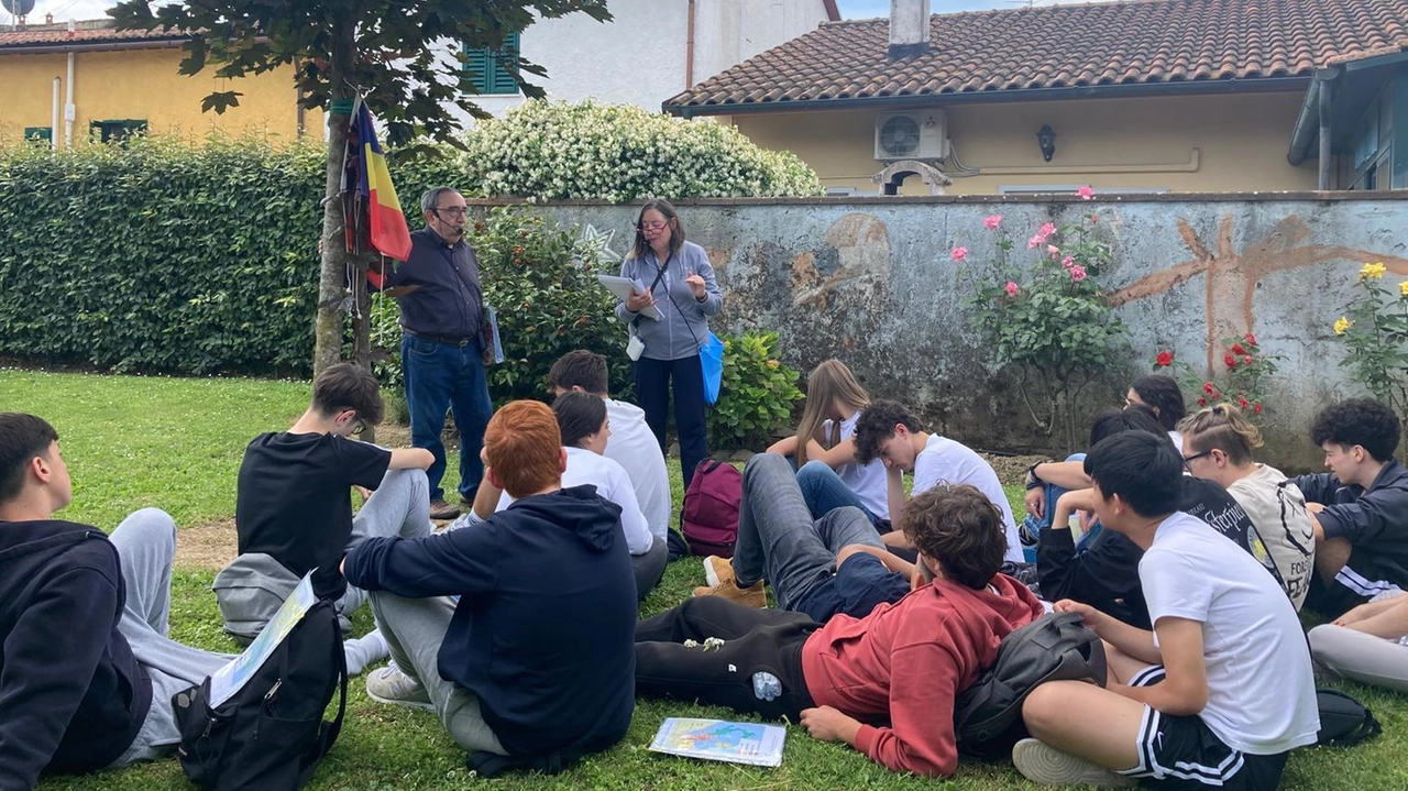 Un gruppo di studenti nel parco delle Bandiere Un gruppo di studenti nel parco delle Bandiere