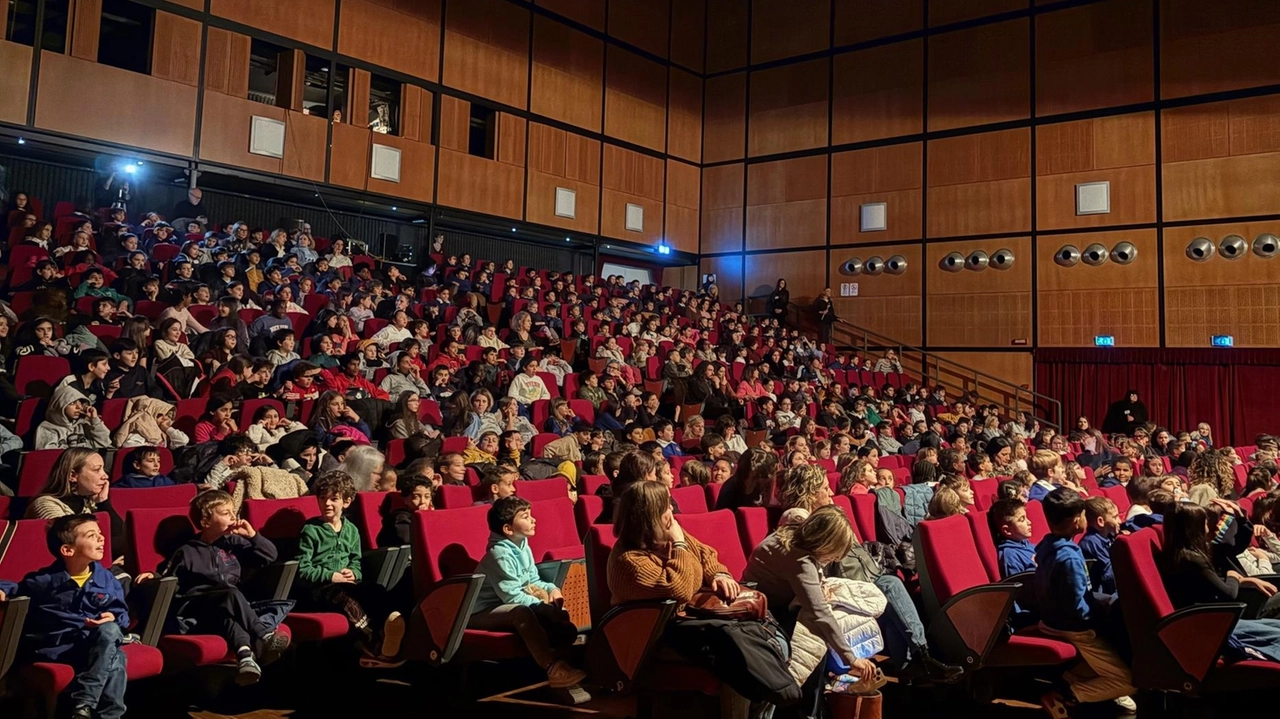 Sopra, il pubblico del Teatro Era. A destra, Storia d’amore e alberi Sopra, il pubblico del Teatro Era. A destra, Storia d’amore e alberi