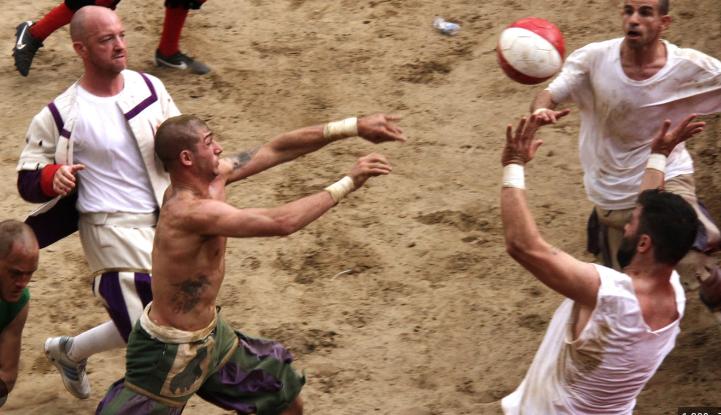 Calcio storico, la diretta sella seconda semifinale: bianchi contro verdi in piazza Calcio storico, la diretta sella seconda semifinale: bianchi contro verdi in piazza