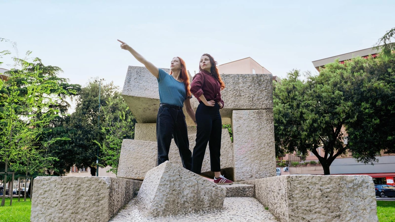 Le due ballerine al monumento La Isla Negra (foto fornita da Associazione La Cultura Nuova) Le due ballerine al monumento La Isla Negra (foto fornita da Associazione La Cultura Nuova)