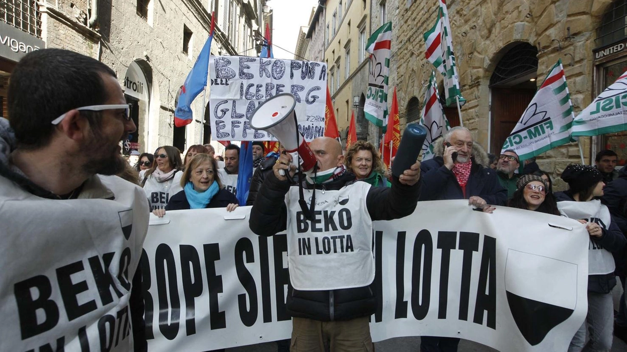 Una delle manifestazioni dei lavoratori dello stabilimento Beko. di Siena: il loro grido di aiuto fu accolto dal Papa