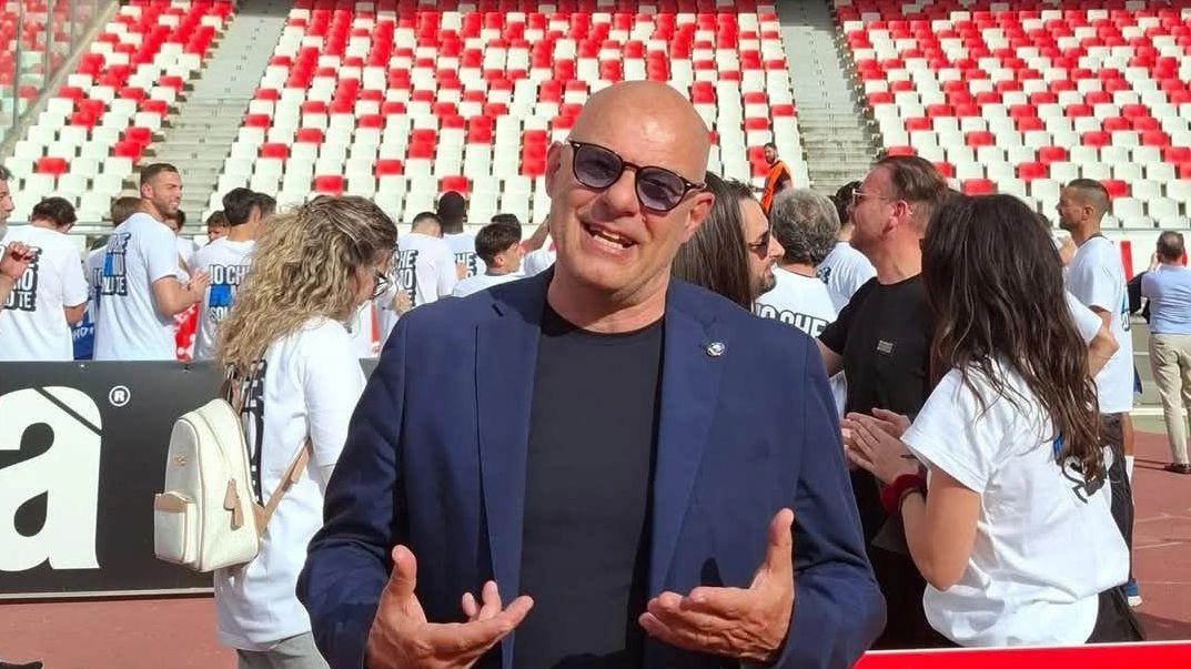 Il dirigente viareggino del Pisa Beppe Vannucchi Il dirigente viareggino del Pisa Beppe Vannucchi