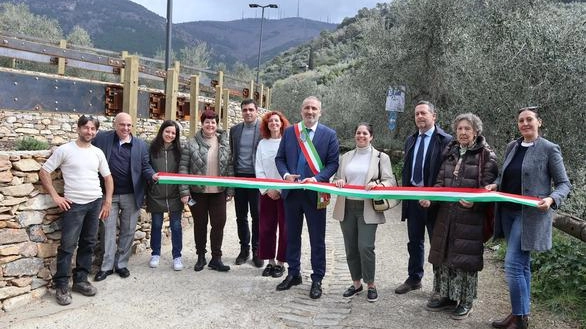 Il taglio del nastro nel parcheggio di via Del Fienilaccio a Castelmaggiore, frazione di Calci