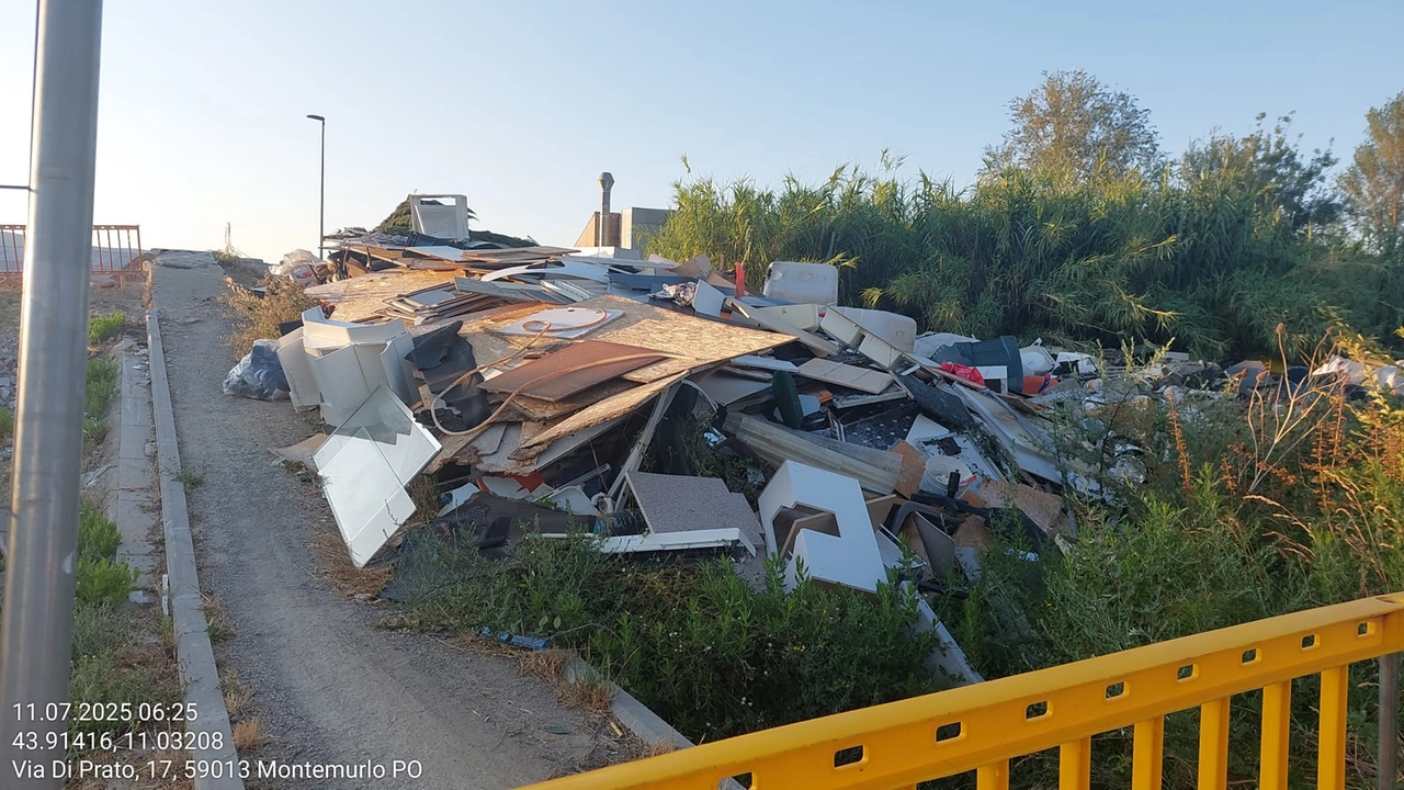 Montemurlo, abbandono rifiuti in via Prato: iniziata la pulizia e individuati i colpevoli
