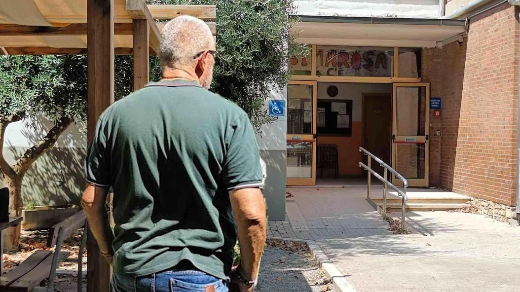 L’ingresso della scuola di via Cimarosa per il quale si sta concludendo l’intervento di consolidamento strutturale L’ingresso della scuola di via Cimarosa per il quale si sta concludendo l’intervento di consolidamento strutturale